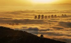 随着天气转凉，通过短信发送问候来关心和照顾身边的人们