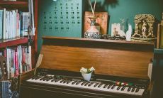 探讨具有强烈文学氛围的座右铭，并分析其文学价值和影响力