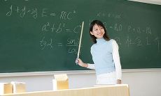 一些关于老师的优美描写句子，颂扬教育事业中传承的知识，激励学生向高峰迈进的动人描述