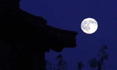 一个充满诗意和浪漫情调的主题：探索月亮的优美句子与华丽辞藻