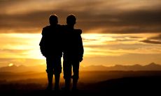 用名言形容深厚的兄弟情谊，就像手中握着不能舍弃的珍宝一般难舍难离