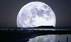 彰显夜幕中的宁静与神秘，缠绵着人们的思念与梦境——一组优美精妙的反映月亮的诗句