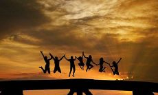 三个人之间的深厚友情：独特而难得的情感连接的句子