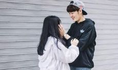 如何利用微信在早上向心仪的女孩子发出问候，以表达自己的关心和感情？