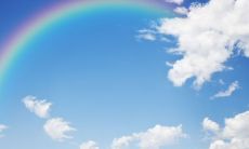 在每周五向客户发送问候短信，建立长期的良好合作关系