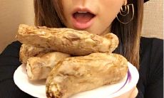 在寒冷冬季品尝美味的第一个红薯，享受满满的温暖与营养！