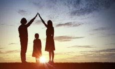 用搞笑话语哄着父母笑个不停的技巧和窍门！