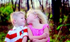 掩盖内心痛苦的幌子：用语言形容伪造快乐的句子