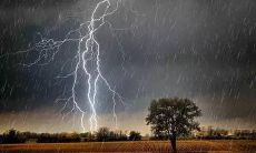 探讨不同季节和天气条件下的天气表现以及其对生活和周围环境的影响的深入研究