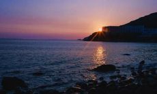 享受胜利的喜悦：描绘比赛场面中欢乐无限的句子