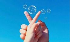 创建一些富有文艺气息的句子，表达深情爱意的方式