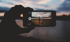 一些使人心情愉悦、心花怒放，并充满游玩乐趣的形容句子