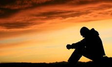 感到父亲让人失望时表达出的负面情绪和心理状态的一些长句子