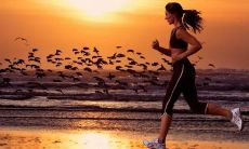 一位充满喜悦的个体在奔跑中感到愉悦的语句