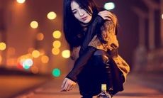 女性情感压抑，畅饮酒精后落泪述说的富有悲情的句子