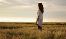 用句子表达失望的心情：一位朋友令我感到失望，让我深思友情的真正含义