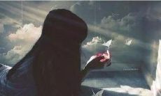 用句子描述心碎之后沉默的感觉：一种无法言说的沉重、深刻的寂静裹挟着痛苦，深深地侵蚀着内心