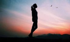 经历感情欺骗所引起的强烈心痛感的句子