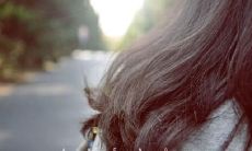 用生动的语言描写头发的独特之美：从丝丝缕缕的柔软质感到丰姿绰约的鬓角卷曲，一张面容如此鲜明的画卷