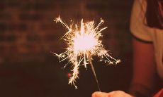 使用网易云音乐热门评论句子来激发灵感并引发共鸣的短文队列