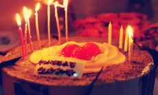 在生日这一天, 充满幸福与快乐的感受：留下难忘的回忆，把时间放慢, 享受一天中的每个瞬间，并细细品味着自己的人生旅程