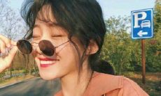 两个可爱的姐妹在喜气洋洋的新春佳节中写下了欢庆的签名，表达出对家人和朋友们的祝福与感激之情