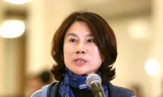 如何在晚上时间发送一条礼貌且恰当的短信向公司老总问候？