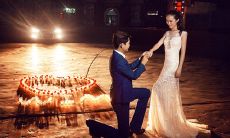 倾心演绎，感情诠释，借着鲜花轻轻地膝跪，向心爱的人求婚的句子