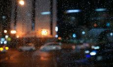 在雨季中的倦怠和无聊：下雨让人烦恼的情境描述