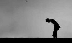 沉痛描绘心灰意冷的朋友情失望，遭遇背叛后感到无尽的痛苦和无助