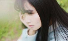 追捧权贵的美女卖弄马屁技能，人际关系取决于奉承的程度