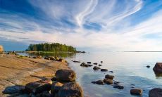 送给军训教官的开心祝福语：虽然经历了漫长而辛苦的军训，但我们仍然可以用满腔的热情来表达对教官的感激和尊重！