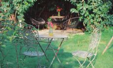 一副兴高采烈、欣喜若狂的面容 --或-- 一旁一脸幸福的人，绽放着灿烂的笑容