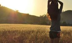 如何在不开心的情况下，掩盖自己的情绪，故意表现出快乐的样子？