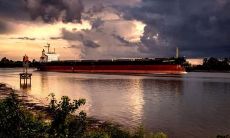 尽管亲情和时光改变万物，但这句话依然不变——探讨人类驻足感情深处的力量