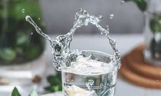 与好友一同享欢畅饮酒时的欢笑句子