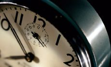 探讨时间概念的句子，从时空间的视角出发，探究人类对时间的认知与思考