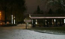 在寒冷的冬夜中，寂静无声的黑暗下，清澈的星空犹如珍珠般闪耀着，漫天的白雪覆盖着大地，静静地融化，散发着微弱的香气，仿佛是冬天特有的梦幻景象