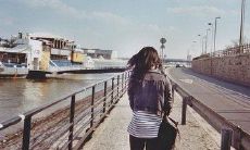 莫名其妙地感到愉悦和欣喜，内心油然而生的高兴和开心