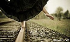 回忆逝去岁月中的珍贵句子：让我们一起携手重温那段难忘的时光吧！