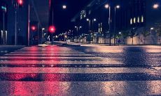 在黑暗的夜晚，探索着寂静的街道：一系列描绘夜晚的恰当句子