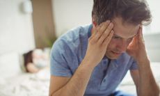 处于职场压力之中，感到心烦意乱并难以应对工作的表述