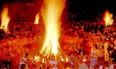 用优美的文字描绘火把节的独特魅力和令人陶醉的神秘气息的句子