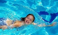 沉浸在冰凉水中，尽情挥洒欢乐的时刻：尽情戏水，让心情沸腾！