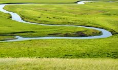 河流描写的精美句子，细致而生动，让人仿佛感受到水流缓缓流淌，水面上波光粼粼，岸边草木葱茏，唯美而富有感染力