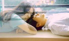 经过时空漫长的分离，相距千里的互相思念之情，化为凝炼的“相隔两地的思念短语”