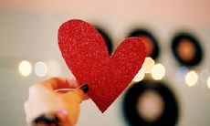 从古至今流传着的铭刻爱情之美的神圣诗句，以其浪漫、感人、动人之美，倾诉了炽热激情的燃烧、黯淡情感的挣扎、迷离暧昧的纠葛，展现了人类情感最为真挚、最为复杂的一面