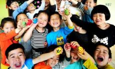 欢聚一堂，玩乐无穷——幼儿园小朋友尽情享受快乐时光