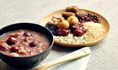 「记录腊八节的朋友圈发文，分享节日习俗和祝福，表达彼此的团圆之情和感恩之心」