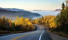 聚餐中欢声笑语，吃喝玩乐尽兴，结束时满心愉悦的感受 句子。 简洁明快的聚餐乐趣，点点滴滴令人怀念句子